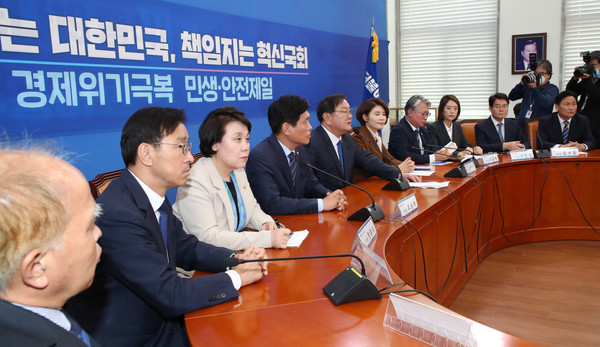 ▲ 민주당 '일하는국회 추진단 전체회의'에서 발언하는 김태년 더불어민주당 원내대표.