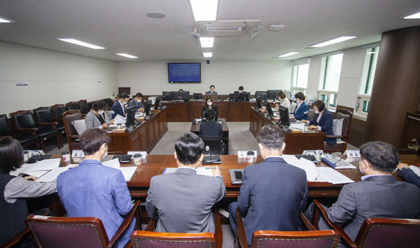 ▲ 25일 의회 제2상임위원 회의실에서 제262회 임시회 폐회중 의회운영위원회를 개최해 제263회 제1차 정례회 의사일정을 확정했다.
