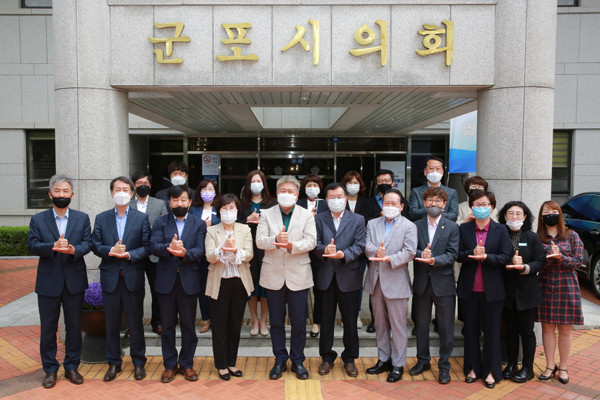 ▲ 코로나19 극복 힘쓴 의료진‧시민에 감사를 전하는 군포시의회 의원들.