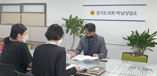 ▲ 하남시 평생교육과 학교 교육경비 관련 보고받는 추민규 의원.