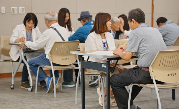 ▲ 대강당에서 열린 지난 구민 무료 검진, 건강 상담 진행 모습.