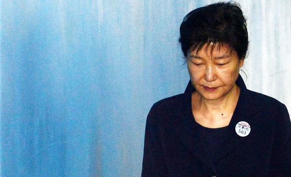 ▲ 고개숙인 박근혜 전 대통령.