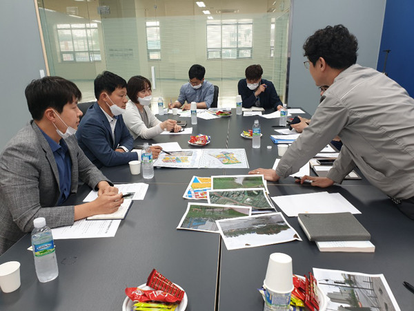 ▲ 미래형 통합학교 추진에 대해 논의하고 있는 하남시의회 정병용‧오지훈 의원.