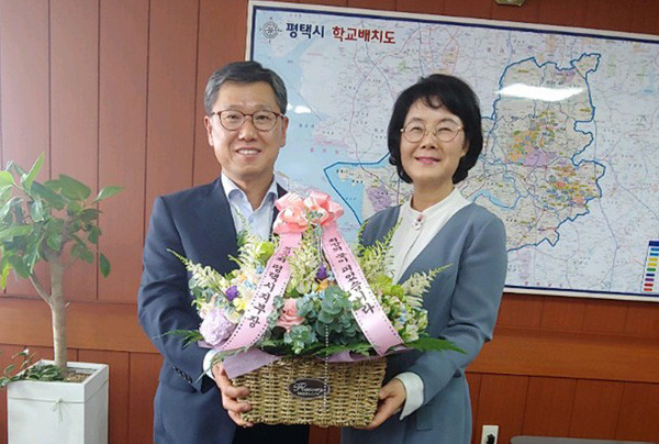 ▲ (좌) 박경원 NH농협 평택시 지부장, (우) 양미자 평택교육지원청 교육장.