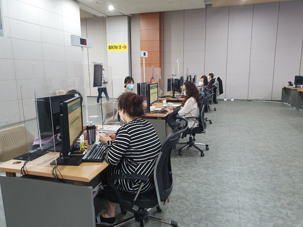 ▲ ‘골목경제지원센터’ 상담창구에서 소상공인들이 ‘자영업자 생존자금 지원’ 상담을 받고 있다.