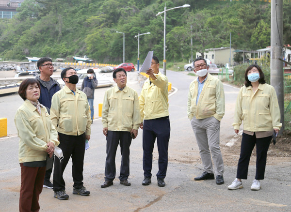 ▲ 자월면 주요사업 현장을 방문한 옹진군의회.