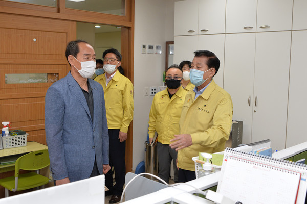 ▲ 학교 현장 점검하는 유천호 강화군수.