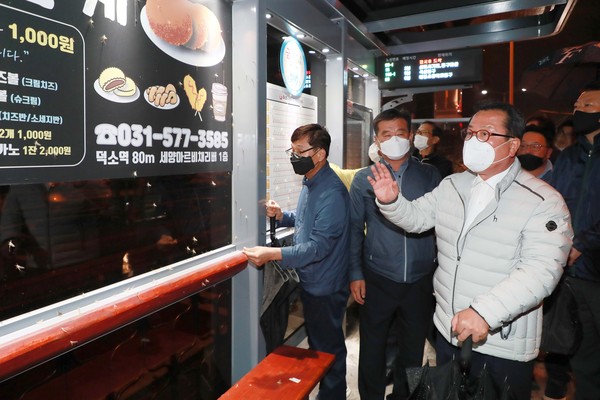 ▲ 와부읍 한강공원 일대 현장점검하는 조광한 남양주시장.