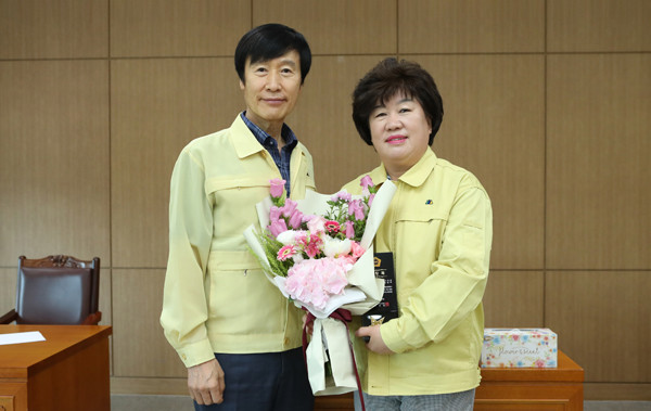 ▲ 조인희 의원(오른쪽), 경기동부권 예산절감 분야 최우수의원 선정.