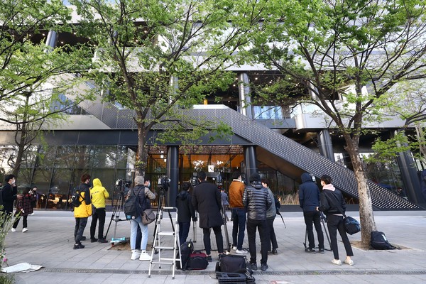 ▲ 신라젠 문은상 대표 자택 및 사무실 압수수색하는 검찰 관계자들.