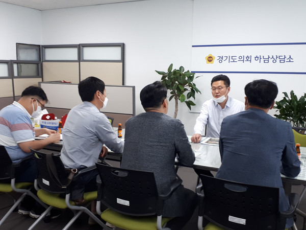 ▲ 김진일 의원, 경기도 신청사 관련 건설본부장 정담회.