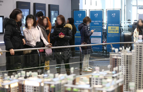 ▲ 견본주택이 사람들로 붐비고 있다./뉴시스
