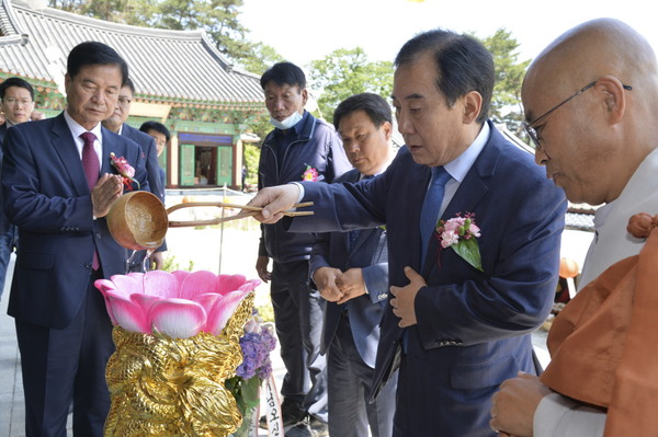 ▲ 부처님 오신날 봉축법요식 참석한 박윤국 포천시장.