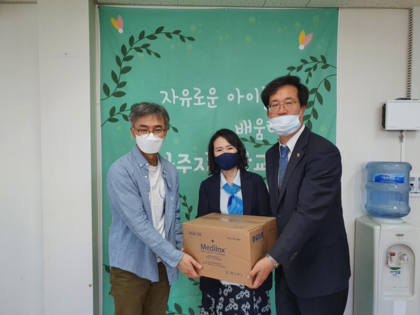 ▲ 경기도의회, 손희정‧김현삼 의원 파주자유학교에 방역물품 전달.