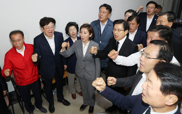 ▲ 지난 2019년, 국회서 "독재타도" 외치는 자유한국당 의원들.