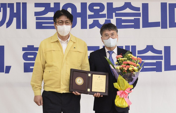 ▲ 홍인성 인천 중구청장(오른쪽)에게 감사패를 증정한 도성훈 인천시교육감.