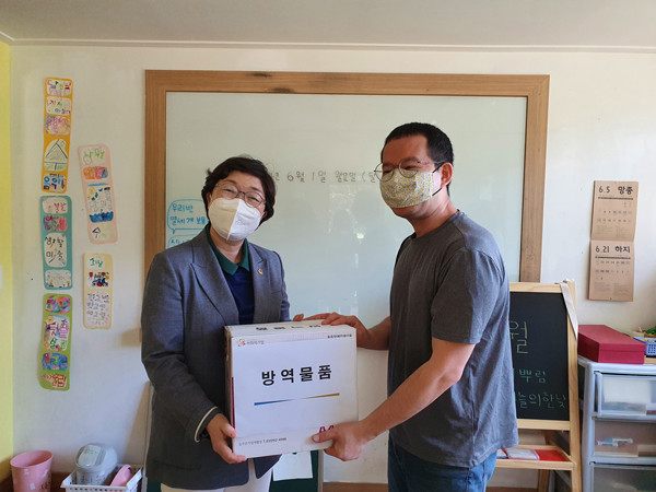 ▲ 방역물품 전달.