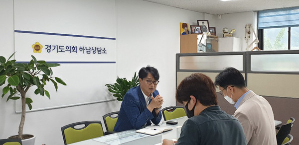 ▲ 추민규 의원, 숲체험관 건립 위한 건축과 면담.