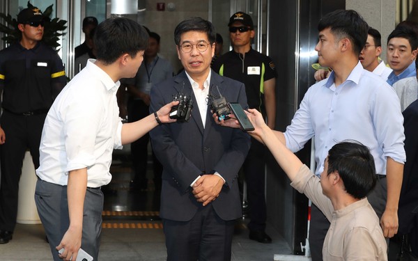 ▲ 답변하는 백원우 청와대 민정비서관.
