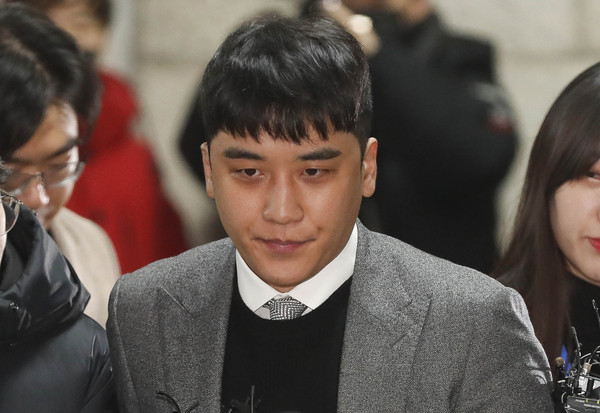 ▲ 법원 들어서는 승리.