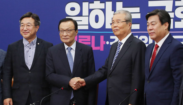 ▲ 악수하는 이해찬 더불어민주당 대표와 김종인 미래통합당 비상대책위원장.