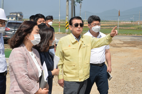 ▲ 삼산면사무소 신축공사현장 확인하는 유천호 강화군수.