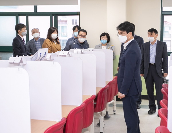 ▲ 학교 방문한 이재현 서구청장.