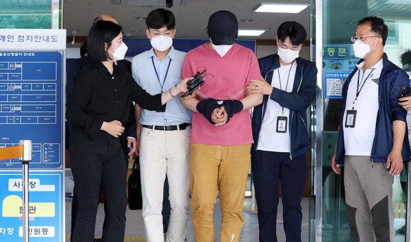 ▲ 경찰서 나서는 '서울역 묻지마 폭행' 이모씨.