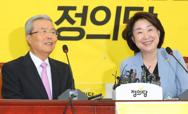 ▲ 밝게 웃는 심상정 대표(오른쪽)와 김종인 위원장.