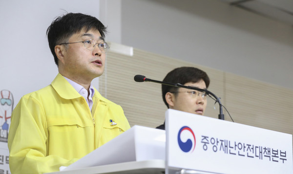▲ 브리핑하는 윤태호 중앙사고수습본부 방역총괄반장.