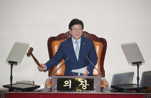 21대 국회 전반기 국회의장에 선출된 박병석 더불어민주당 의원이 5일 서울 여의도 국회에서 열린 21대 첫 본회의에서 부의장에 김상희 의원을 선출하며 의사봉을 두드리고 있다. 2020.06.05