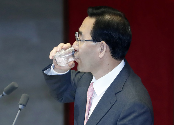 ▲ 목 축이는 주호영 원내대표.