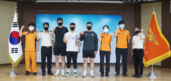 ▲ 기념사진 찍는 '수호천사팀' 멤버들.