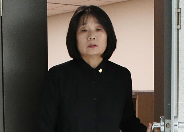 ▲ 의원실 나서는 윤미향 의원.