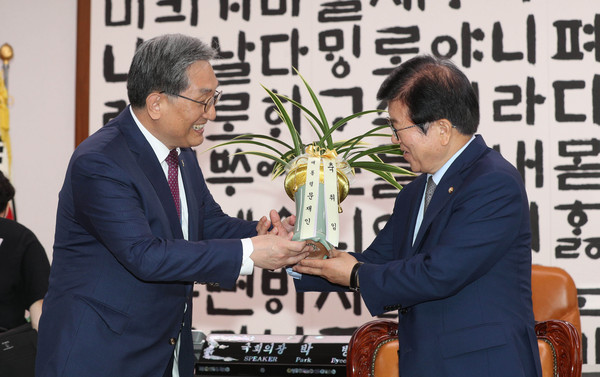 ▲ 노영민 비서실장에게서 문 대통령 꽃을 전달받는 박병석 신임 국회의장.