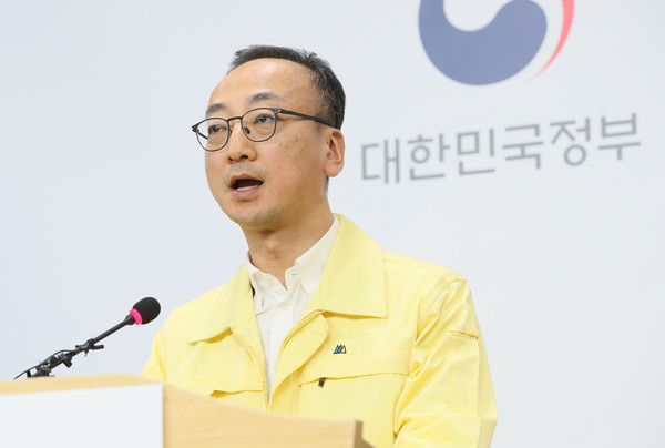 ▲ 브리핑하는 김상봉 식품의약품안전처 바이오생약국장.