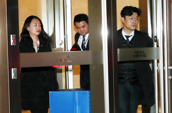 ▲ 홈앤쇼핑 본사 압수수색하는 경찰 관계자들.