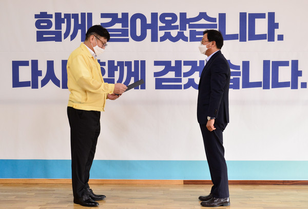 ▲ 교육유공자에게 감사장 수여하는 도성훈 인천교육감(왼쪽).