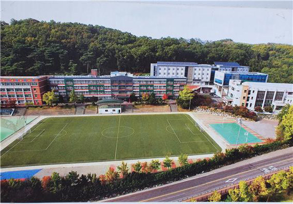 ▲ 강화고등학교 운동장 전경.