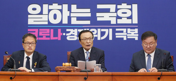 ▲ 이해찬 더불어민주당 대표가 10일 서울 여의도 국회에서 열린 최고위원회의에서 발언을 하고 있다.