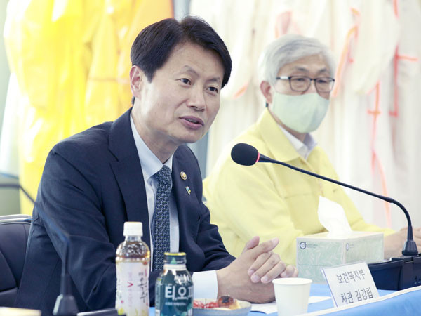 ▲ 김강립(왼쪽) 보건복지부 차관이 지난 9일 오후 충남 논산 소재의 국내 방호복 생산 및 보관 관리 업체 UPC에서 간담회를 열고 모두발언을 하고 있다.