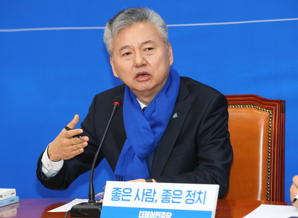 ▲ 질문에 답하는 민주당 영입인재 17호 홍성국 전 미래에셋대우 사장.