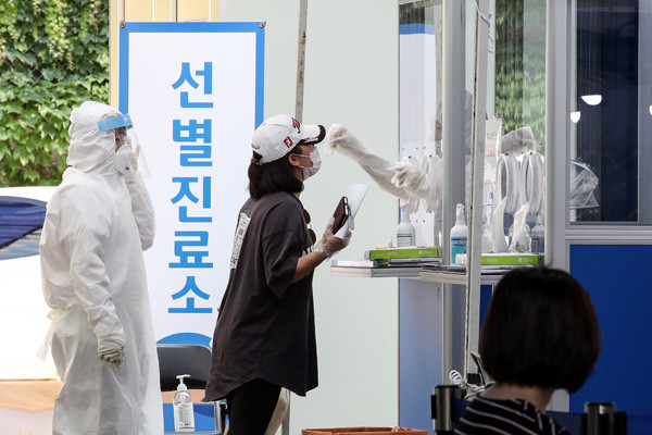 ▲ 검사 받는 시민들로 붐비는 송파구 선별진료소.