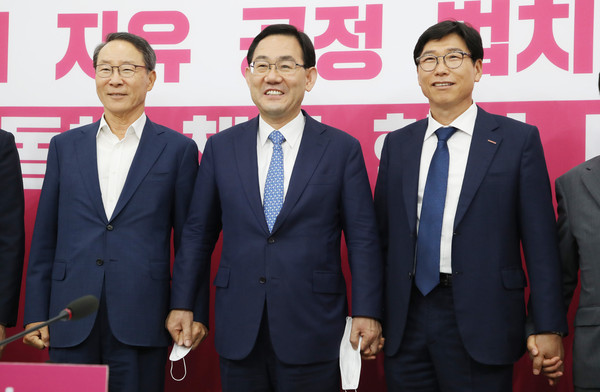주호영(가운데) 미래통합당 원내대표가 10일 서울 여의도 국회에서 정구용(왼쪽) 한국상장회사협의회장과 정재송 코스닥협회장을 접견, 기념촬영을 하고 있다.