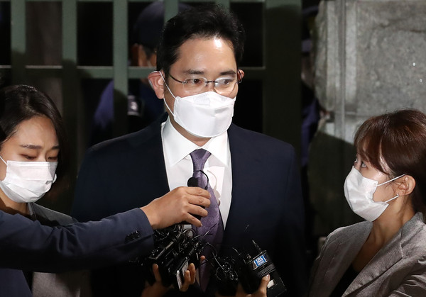 ▲ 불법 경영승계 혐의 등을 받는 이재용 삼성전자 부회장이 지난 9일 오전 구속영장이 기각되자 경기 의왕시 서울구치소를 나서고 있다.