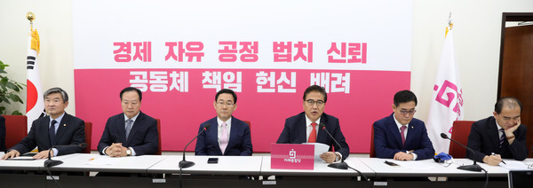 ▲ 박진 미래통합당 의원 등 의원들이 10일 오전 서울 여의도 국회 원내대표실에서 북한 관련 긴급안보간담회를 진행하고 있다.