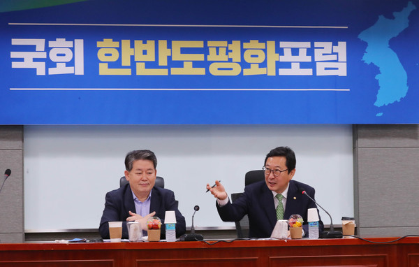 ▲ 김한정 더불어민주당 의원이 국회 한반도 평화포럼에 참석해 포럼을 진행하고 있다.