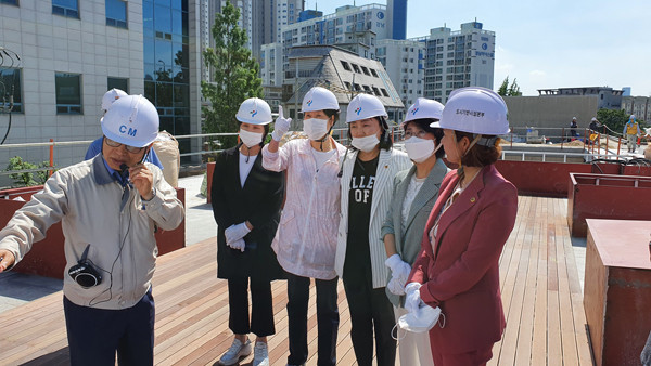 ▲ 스페이스 살림 조성 현장을 점검 중인 보건복지위원회(뒷줄 왼쪽에서 첫 번째 검정색 옷을 입고있는 김혜련 위원장).