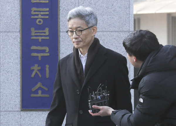 ▲ 취재진의 질문 듣고있는 안태근 전 법무부 검찰국장.