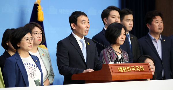▲ 일하는 국회 만들기 촉구하는 김용민 더불어민주당 국회의원 등 더불어민주당·열린민주당·기본소득당의 초선 국회의원들.